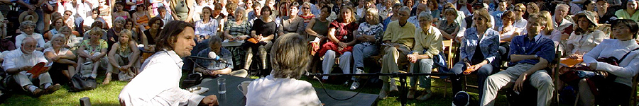 Nebenpodium im Schlossgarten. Moritz Rinke im Gespräch mit Verena Auffermann – Foto: Erich Malter, 2006